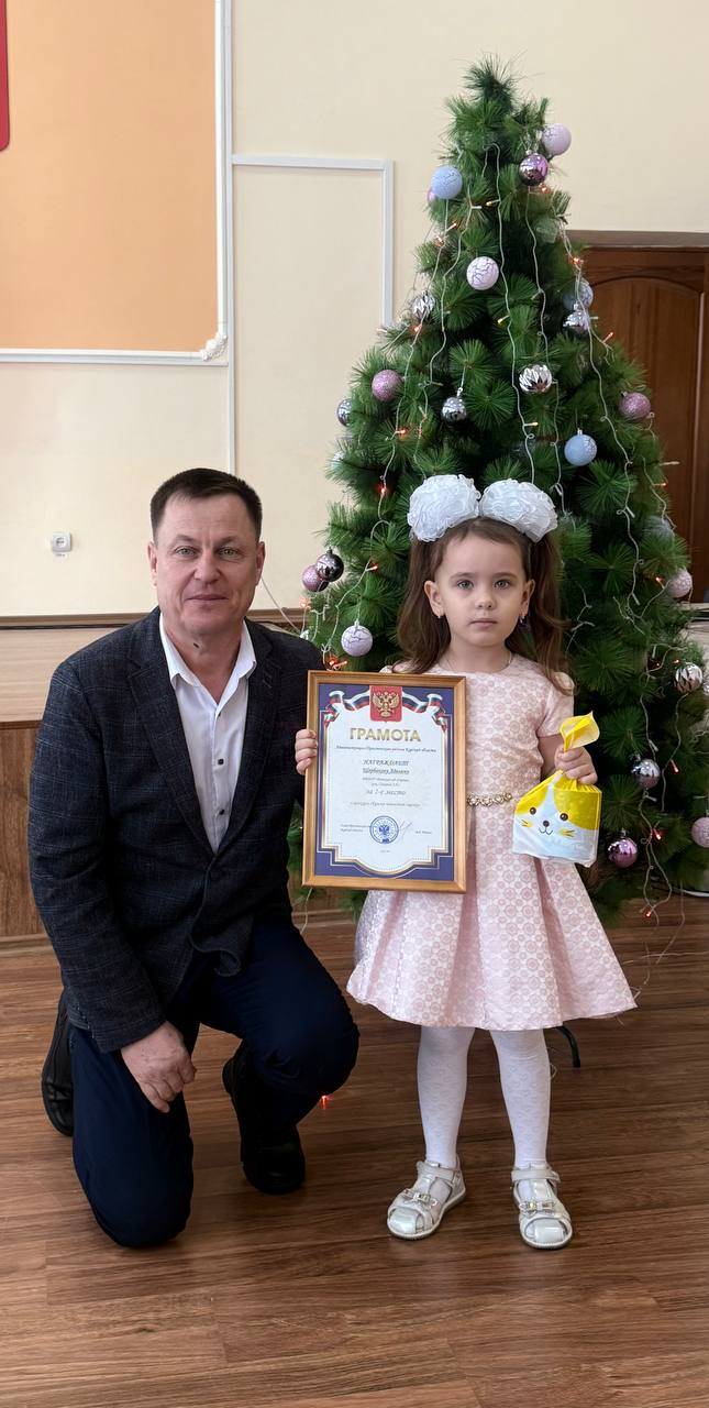 Виктор Петров: В преддверии нового года был проведен конкурс "Краски новогодней сказки"