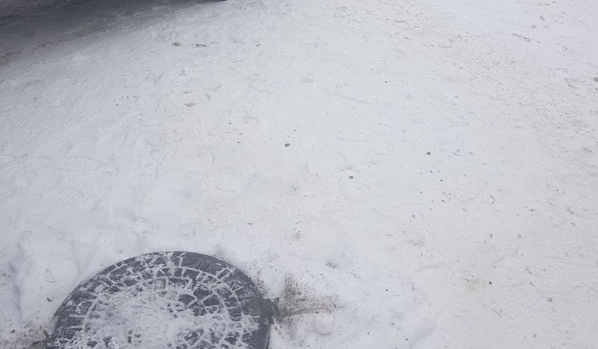 В Курске на улице Серегина восстановили крышку канализационного люка