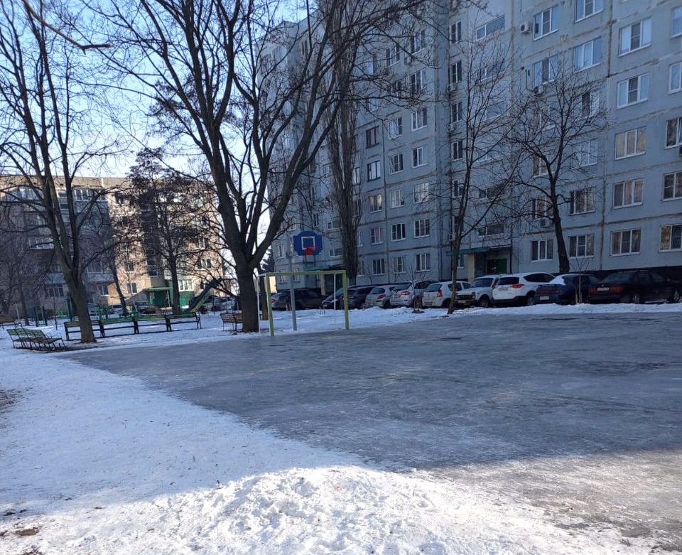 Игорь Корпунков: Устойчивая морозная погода позволила активистам ТОС «Космонавты» залить каток во дворе домов №10 №12 и №14 по улице Космонавтов