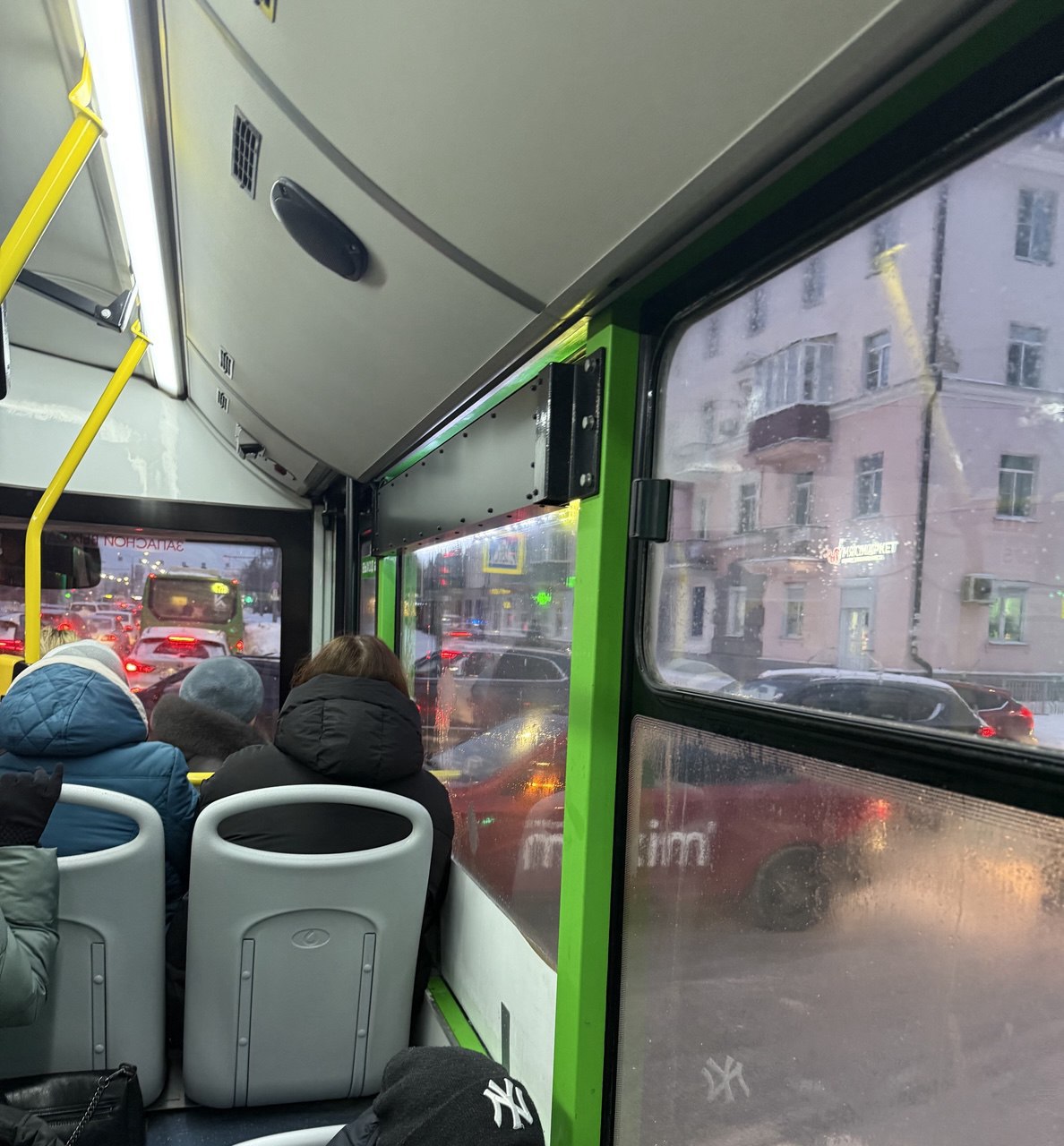 Нам пишут: "Почему никто не обращает внимания на лютые пробки возле "МегаГринна" каждое утро в сторону центра? Сегодня на 50-м автобусе с проспекта Победы ехала до площади Героев Курской битвы ровно полчаса, при этом 25...