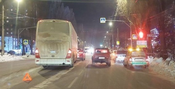 В Северо-Западном районе Курска автобус столкнулся с легковушкой на перекрестке