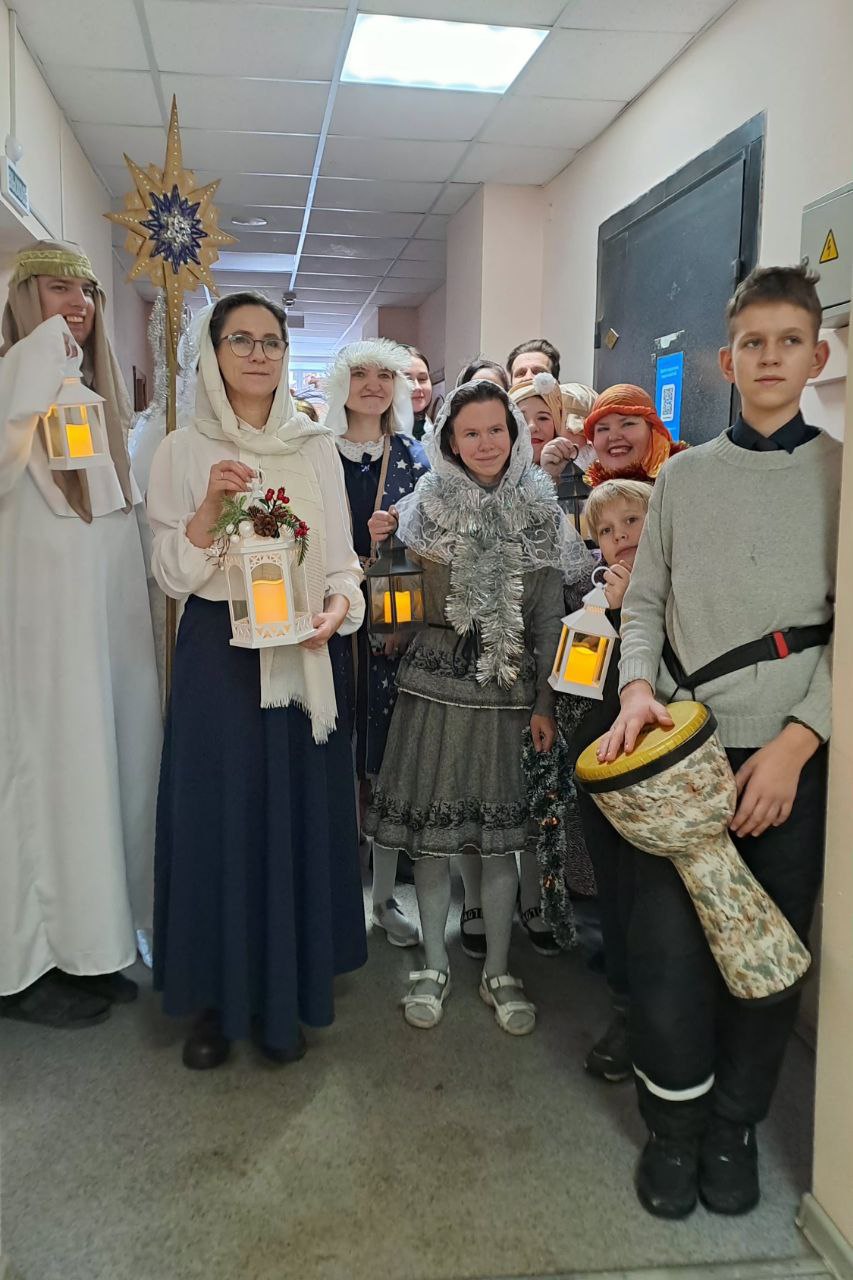 Ходить со звездой, или христославить - святочный обряд, посвящённый Рождеству и Крещению, который сопровождается пением христианских колядок