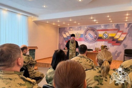 В Курске военный священник провел беседу с сотрудниками спецподразделения Росгвардии