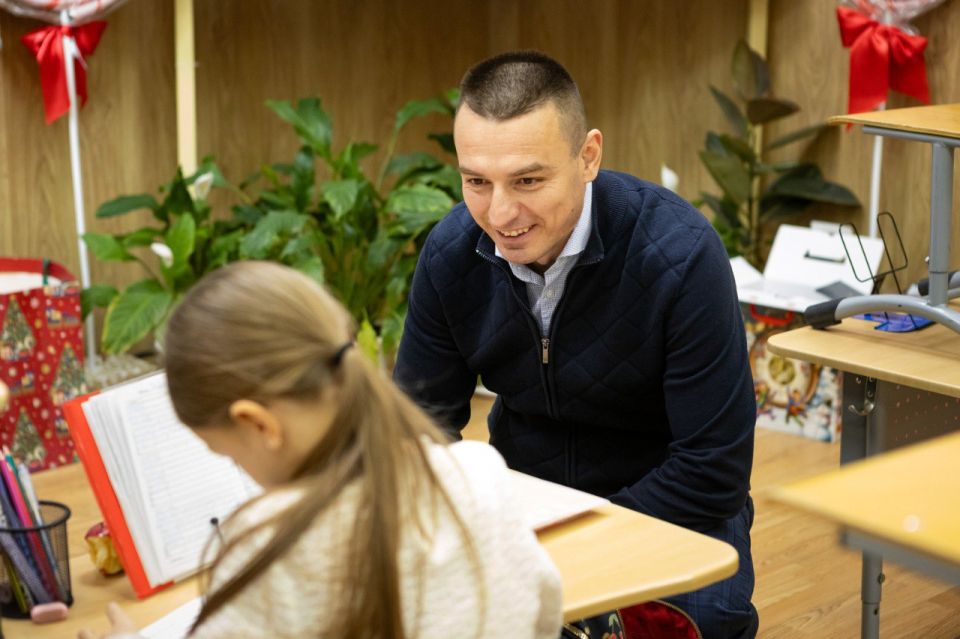 По поручению главы города Евгения Маслова исполняющий обязанности его заместителя Владимир Гребенкин посетил гимназию № 4, рядом с которой утром произошел порыв на теплосети