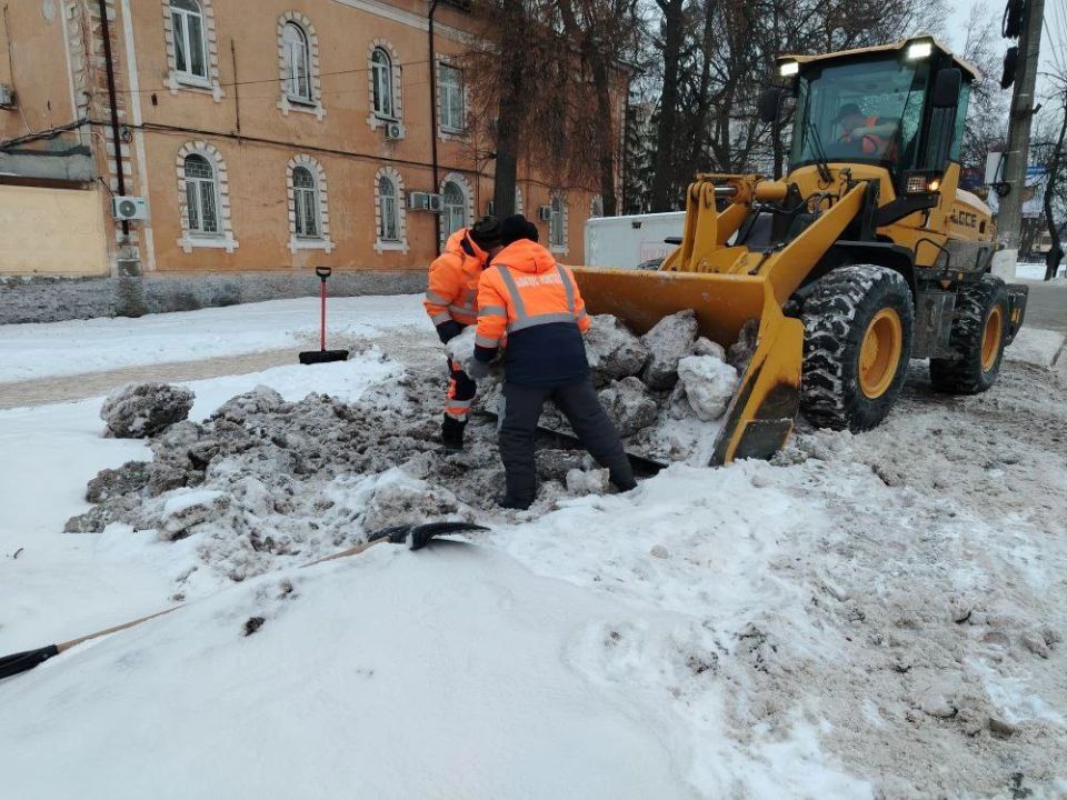 70 человек и 65 машин наводят порядок на улицах Курска