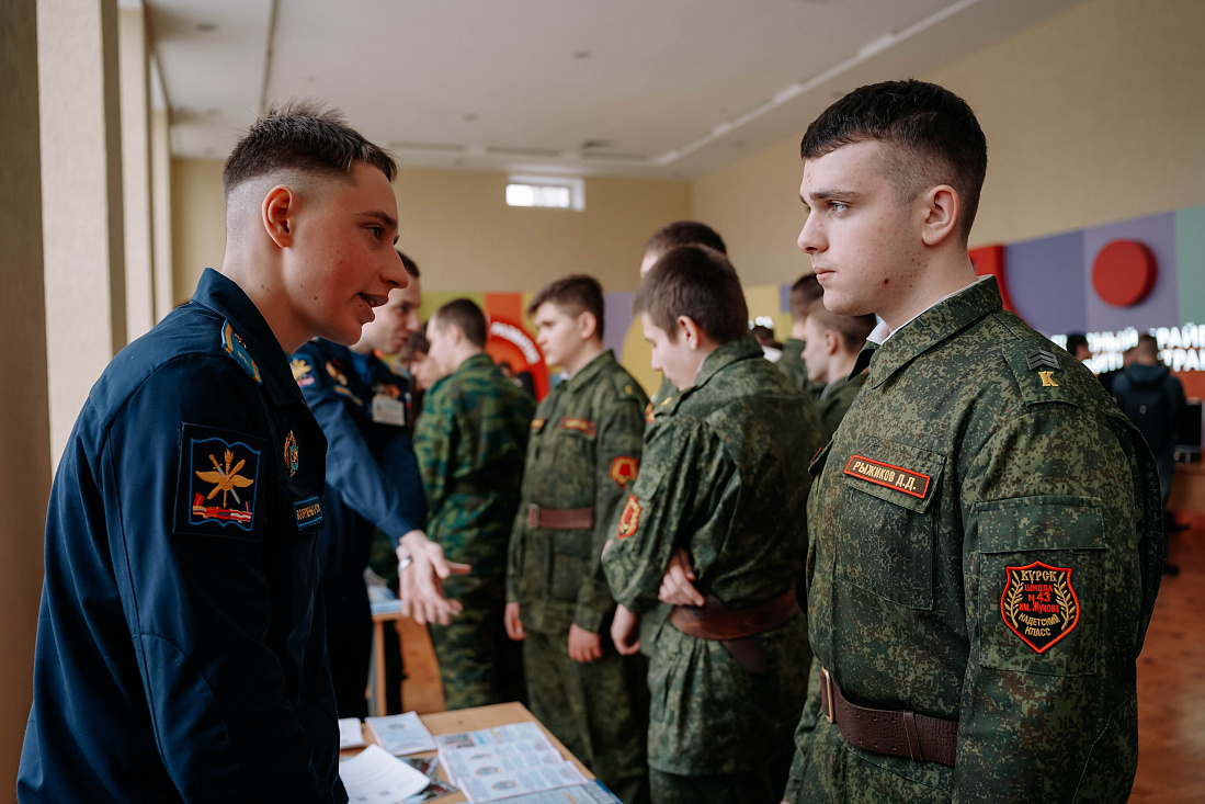 Молодых курян приглашают поступать в высшие военные учебные заведения страны