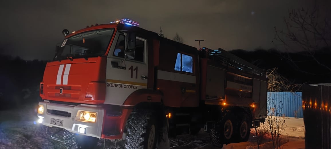 В Железногорске поздно вечером 21 января 15 человек тушили пожар в квартире