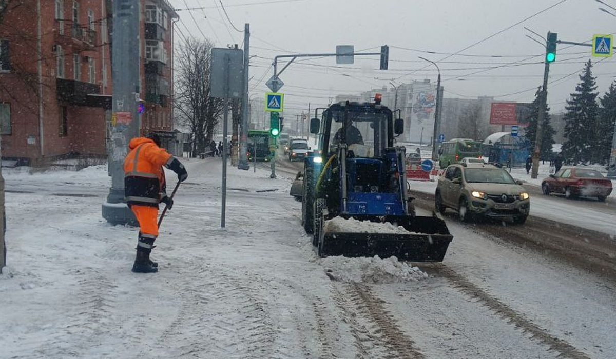 В Курске для уборки снега задействовали 61 единицу техники и 70 рабочих