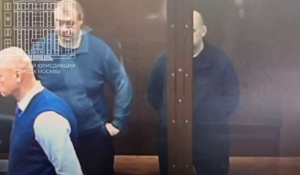 Суд оставил под арестом экс-губернатора Курской области и его заместителя