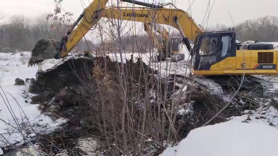 Еще одно коммунальное ЧП. В Курской области произошел прорыв канализационного коллектора рядом с рекой Тускарь, что привело к попаданию сточных вод в реку