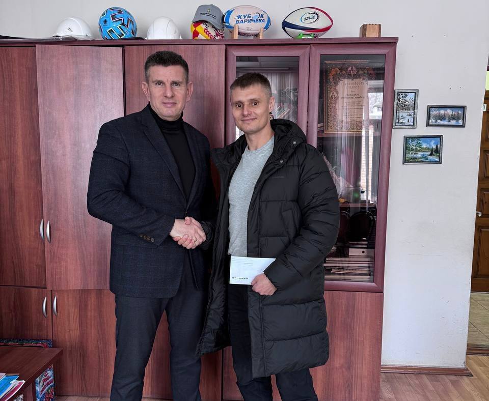 Единороссы собрали средства на автомобиль для бойцов