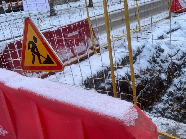 В центре Курска устраняют повреждение теплосети