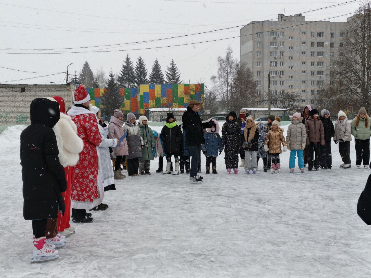 Юным курянам провели мастер-класс на школьном катке № 56