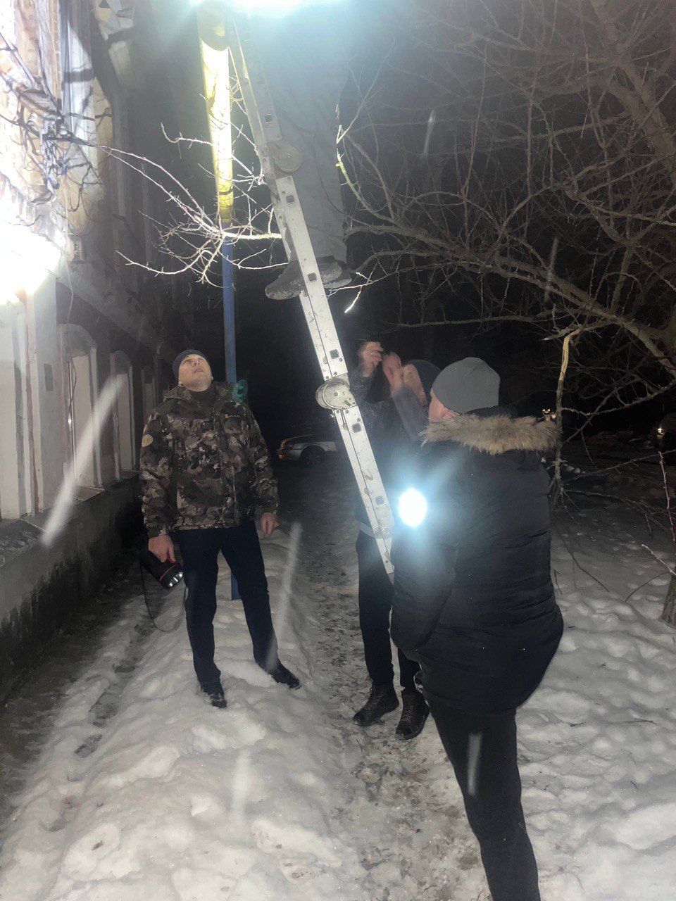 Опубликованы фото последствий ночной атаки БПЛА на Рыльск. Глава Рыльского района Курской области Андрей Белоусов прибыл на место после прилетов, осмотрел повреждения и пообщался с жителями