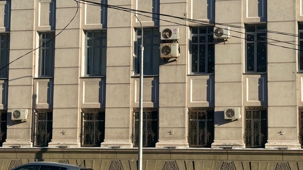 В центре Курска три сбитые троллейбусом опоры меняют на современные