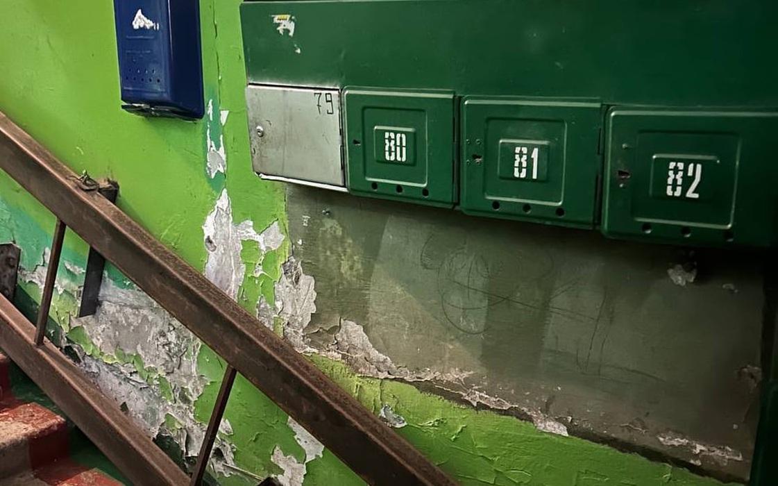 В Курске прокуратура нашла нарушения в содержании подъезда и подвала дома
