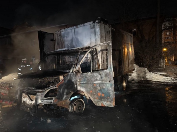 В Курской области выясняют причину пожара, уничтожившего 2 автомобиля