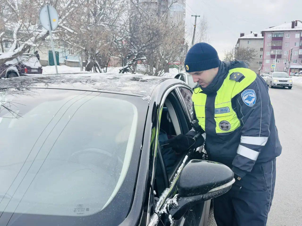 В преддверии прогнозируемых холодных выходных дней, Госавтоинспекция напоминает водителям и пешеходам о важности соблюдения мер предосторожности на дорогах