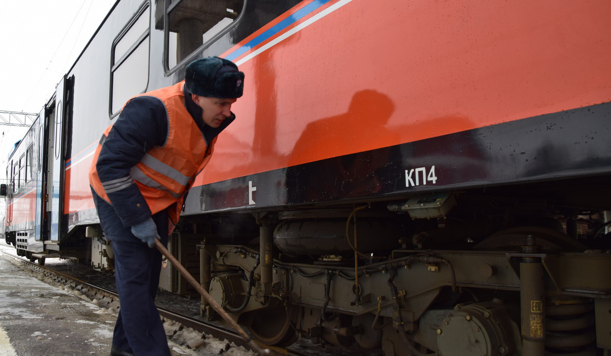 В Курской области бороться с наледью помогает локомотив с вибропантографом