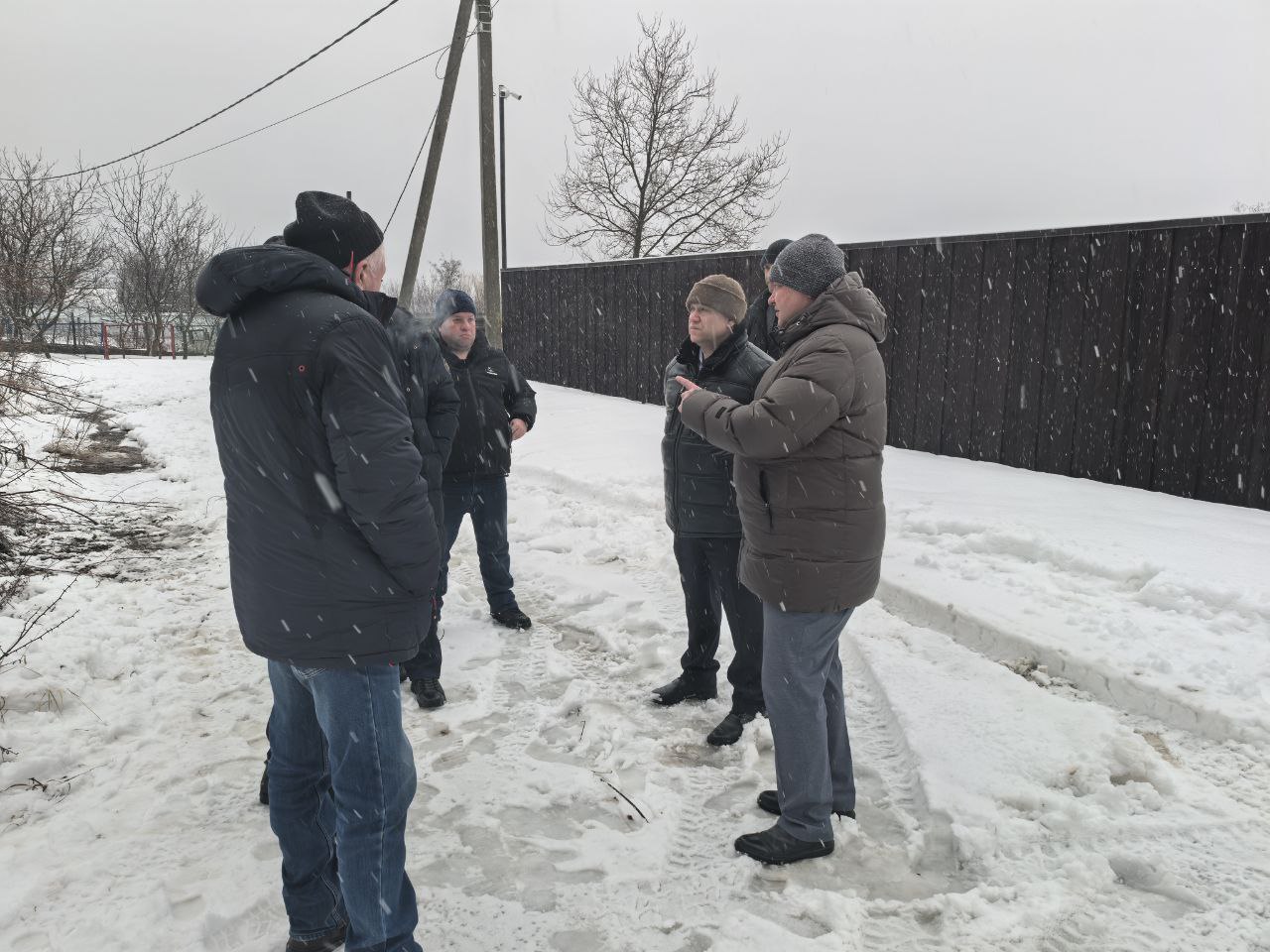 Андрей Телегин: Сегодня провел выездное рабочее совещание в д. 1-я Моква по вопросу проведения аварийных работ на водонапорной башне (и скважине) по ул. Баклашовка