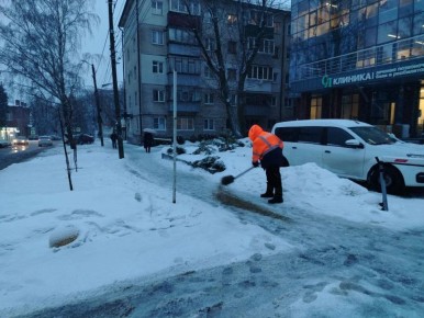 Курских автовладельцев просят не парковать машины вдоль дорог