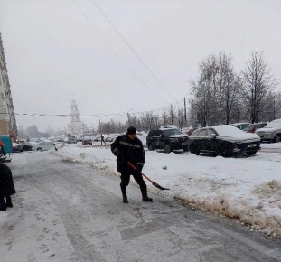 Администрация Центрального округа контролирует уборку снега в непогоду