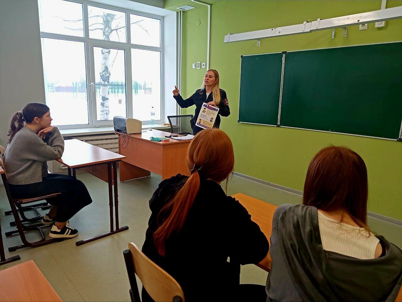 В целях профилактики детского дорожно-транспортного травматизма в Залининской школе прошла встреча учащихся с сотрудником Госавтоинспекции Данилиной Анастасией