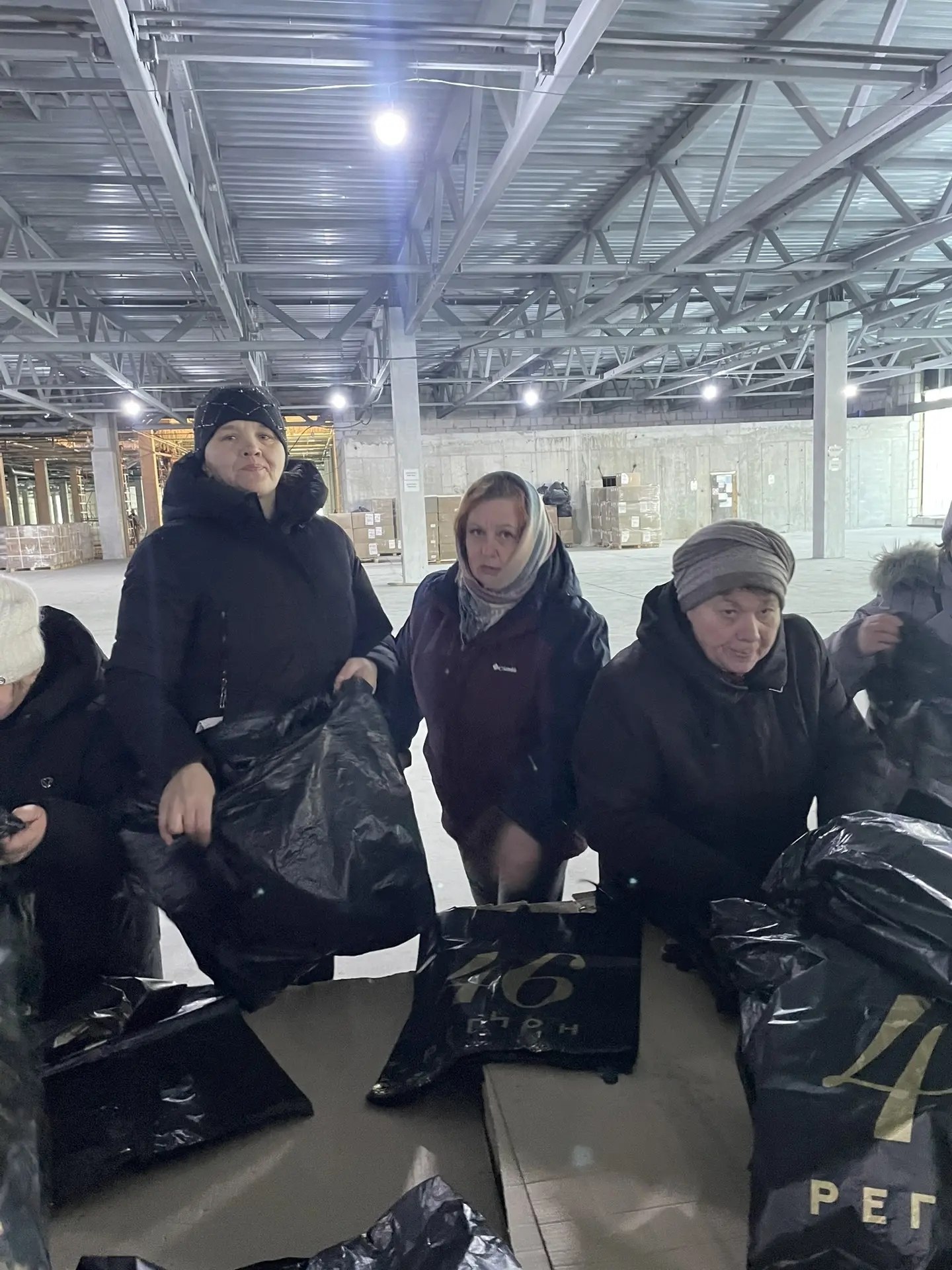 Сплочённая команда волонтеров Льговского межрайонного комплексного центра социального облуживания населения продолжает трудиться на гуманитарном складе областного центра по распределению продовольственных товаров, фасовке...