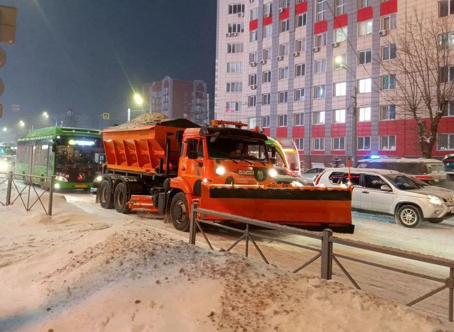 В Курске на борьбу со снегопадом вышли 72 единицы спецтехники