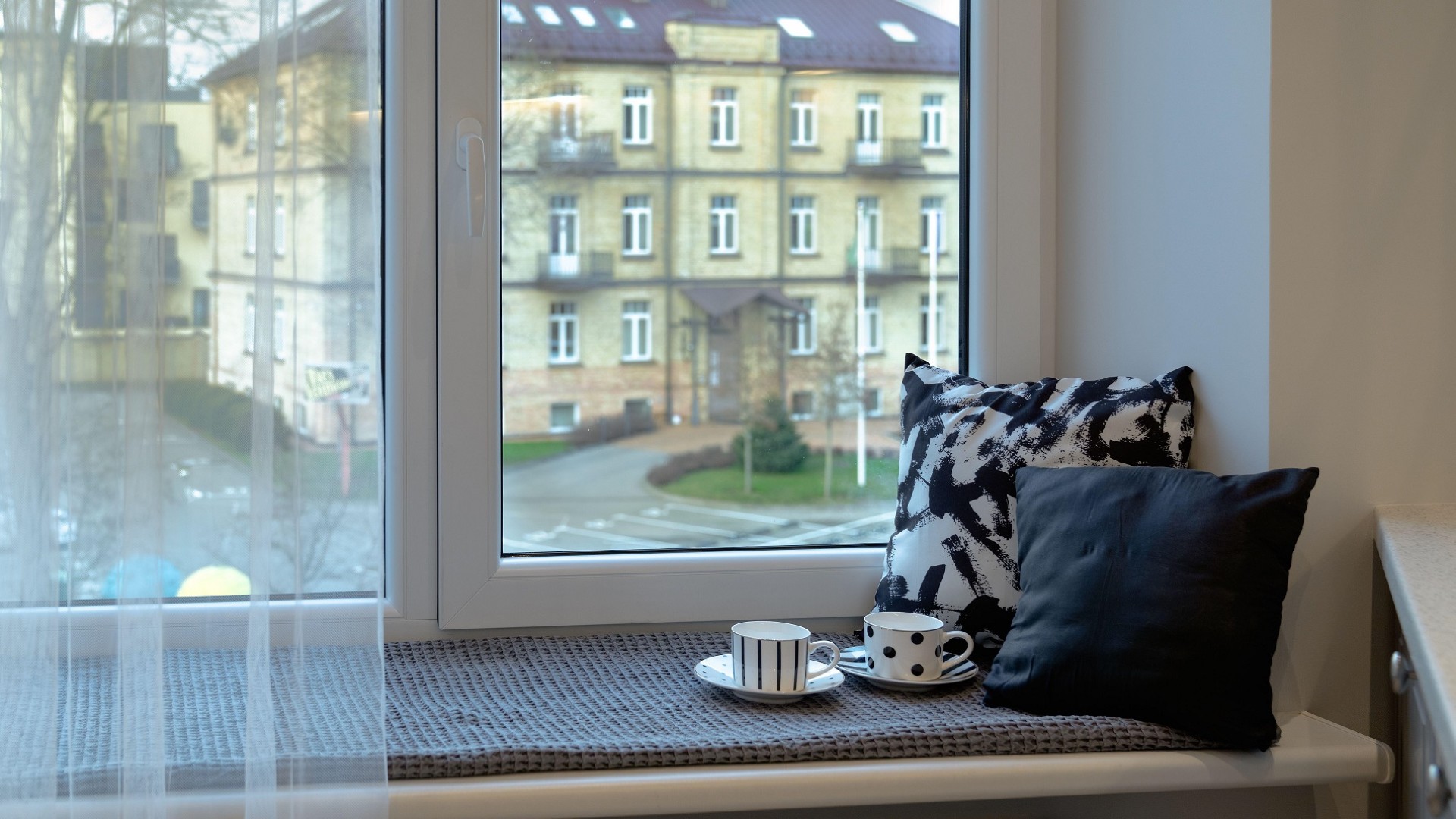 3 способа эффектно украсить подоконник: комнатные цветы не потребуются