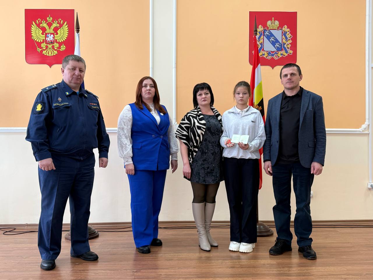 Виктор Петров: Сегодня в актовом зале Администрации Пристенского района семье Угримова Игоря Александровича, который героически погиб 10 октября 2023 года при выполнении воинского долга в зоне специальной военной операции...