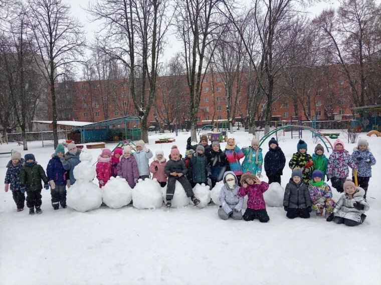 Зима- волшебное время для детских забав и творчества на свежем воздухе! Сегодня воспитанники гр. 8 и гр.1 детского сада №2 совместно с воспитателями Лебедевой И. В. и Петровой О. Р, устроили настоящий мастер-класс по снежной...