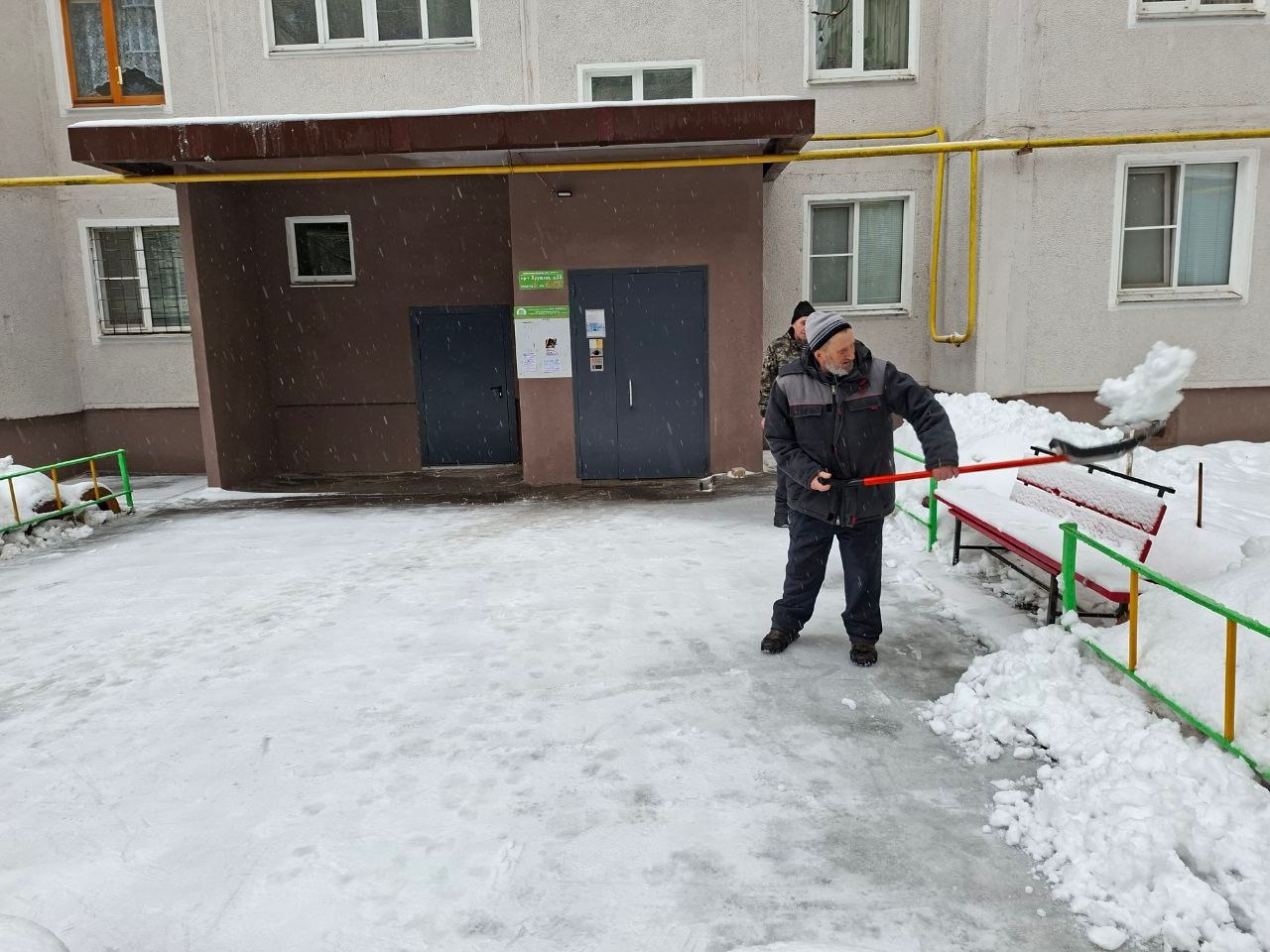 Сегодня сотрудники ГЖИ проверили расчистку 297 дворов в Курске, нарушения выявили в 53 из них