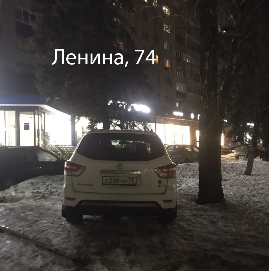 Администрация Курска продолжает публиковать фотографии водителей, которые паркуют автомобили на газонах в неположенных местах