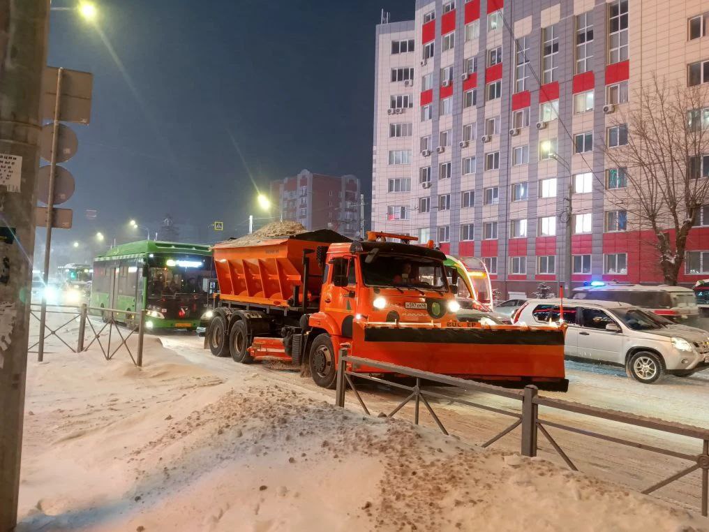 Из-за обильного снегопада в Курске коммунальные службы перешли на усиленный режим работы