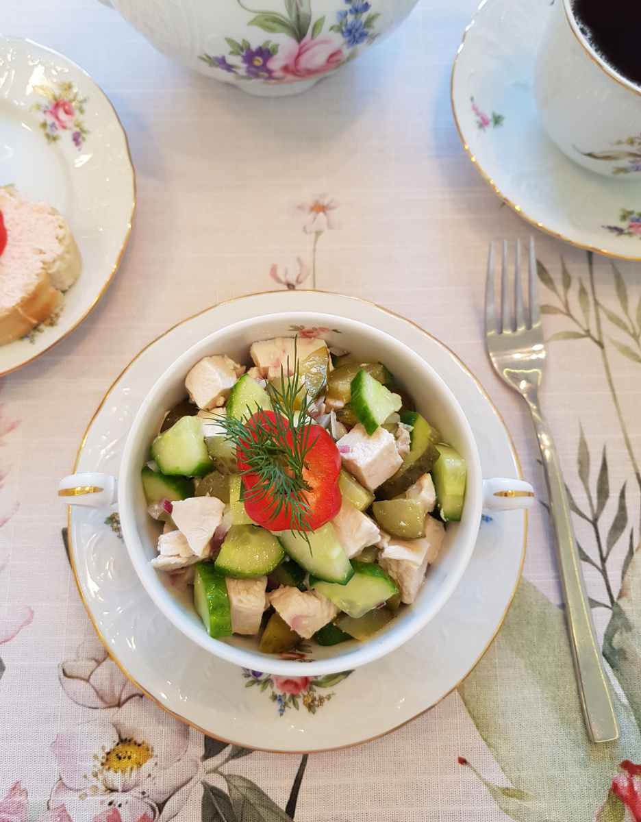 Огуречный салат с курицей