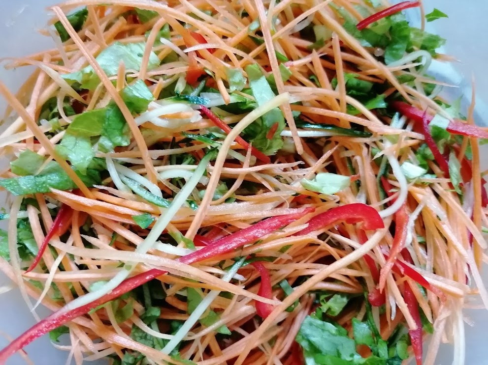 Салат с яркими азиатскими нотами: легкость и свежесть в каждой порции