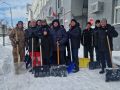 Совместно с дорожниками в уборке снега с улиц участвуют и сотрудники администрации