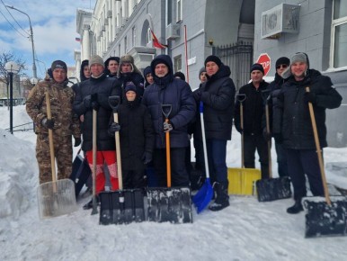 Совместно с дорожниками в уборке снега с улиц участвуют и сотрудники администрации Курска