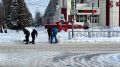 Сотрудники курского кинотеатра «Сказка» расчистили снег у городских остановок и пешеходных переходов