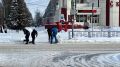 Сотрудники курского кинотеатра «Сказка» расчистили снег у городских остановок и пешеходных переходов
