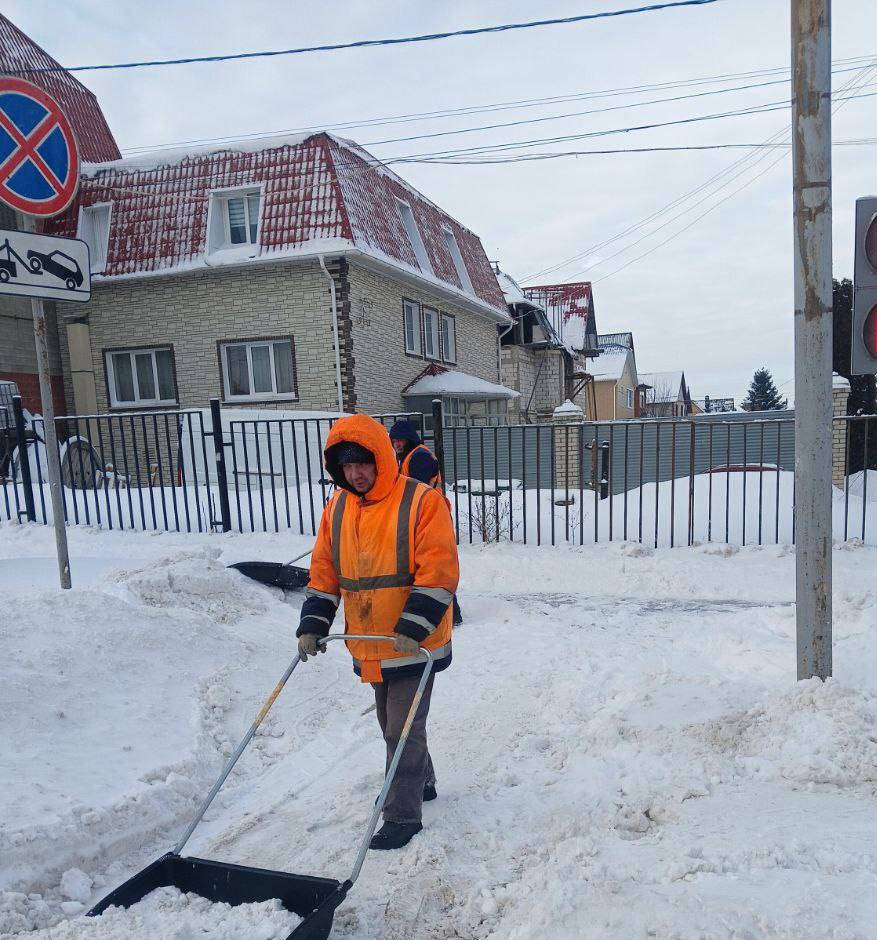 В Курске из-за обильного снегопада 72 единицы спецтехники занимаются расчисткой автомобильных дорог