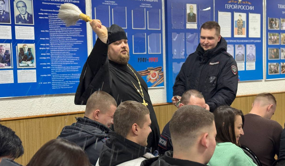 Священник Курской области посетил отдел МВД в Железногорске