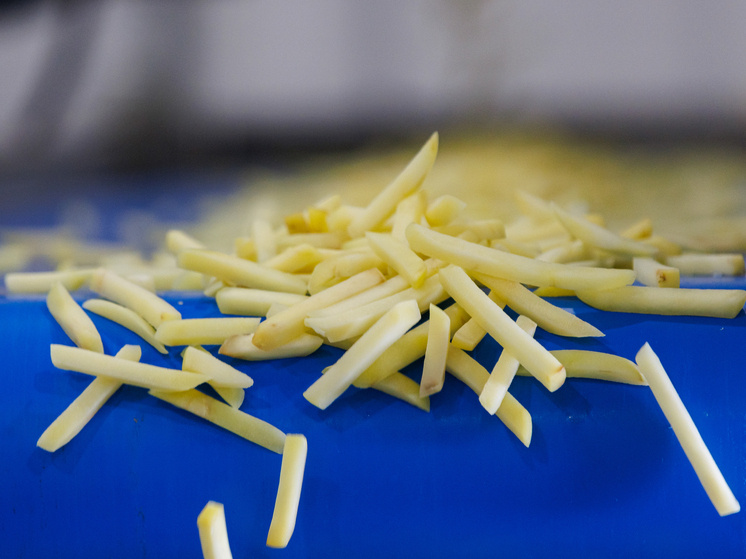 Необычная находка на берегу: пляжи Суссекса завалило картофелем фри