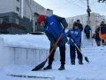 Партийцы и молодогвардейцы помогают городским службам убирать снег