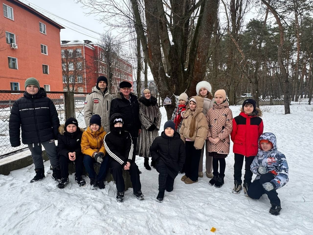Единороссы и школьники повесили новые кормушки для птиц