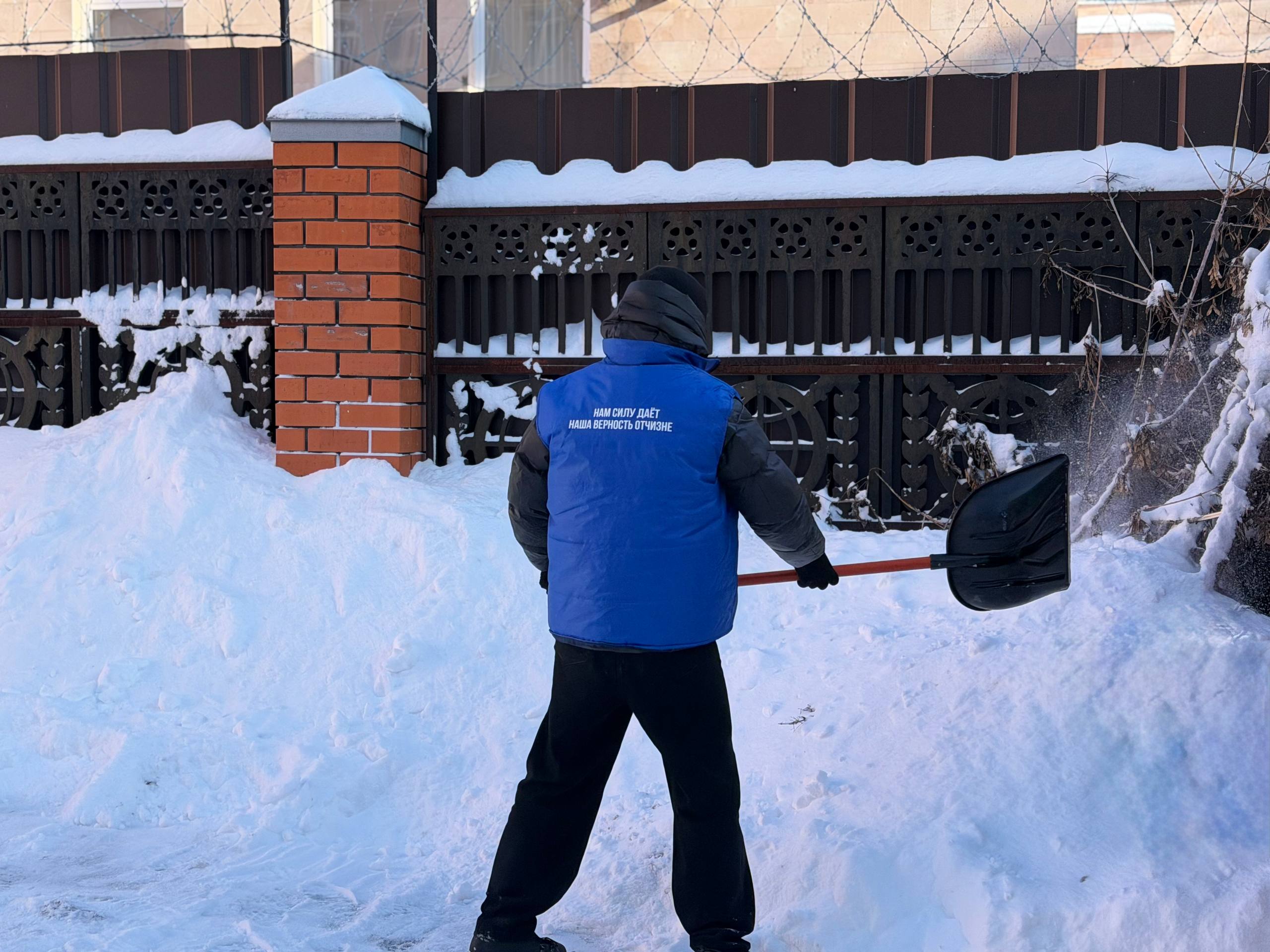 «Снежный десант» Единой России продолжает работу в Курске