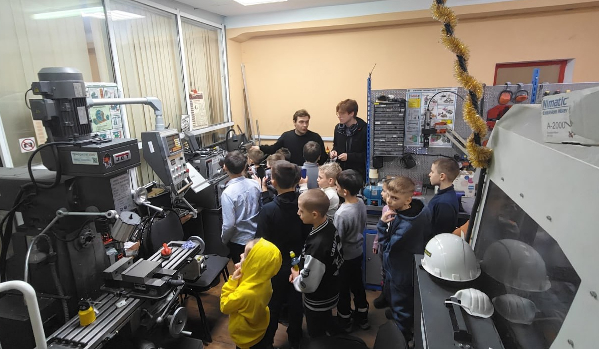 В Курске школьники посетили лабораторию мехатроники и робототехники