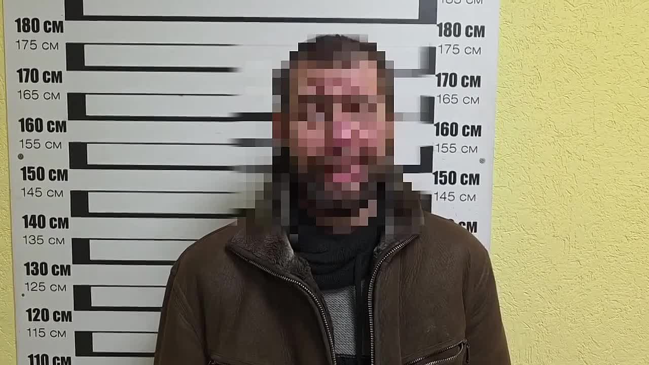 В Курске полицейские задержали курянина, разбившего плитку в переходе на Энгельса