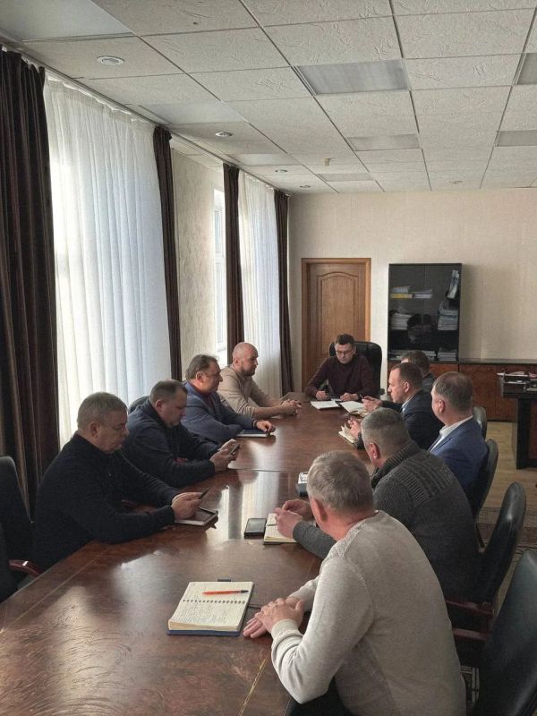 По поручению главы города председатель комитета ЖКХ Николай Малахов провел первое рабочее совещание по уборке улично-дорожной сети